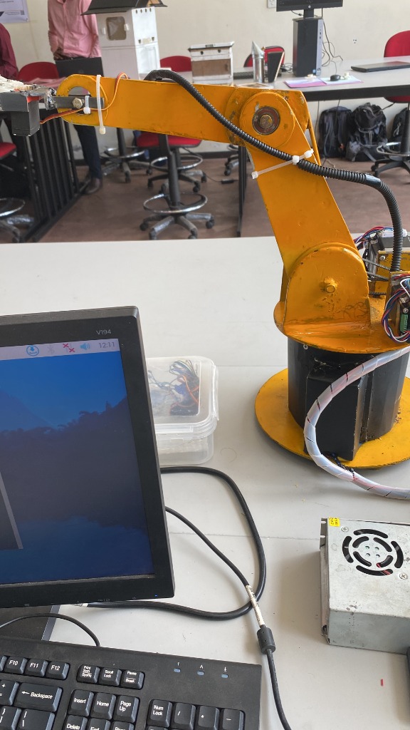 Vidura Vijerathne - 3-Axis Robot Arm Mechanical Engineering Project